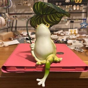 Green Frog Reptile Decor Figurine with Leaf Canopy